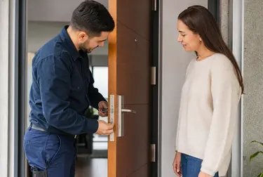 Chaveiro realizando a abertura de uma porta em Catanduva.